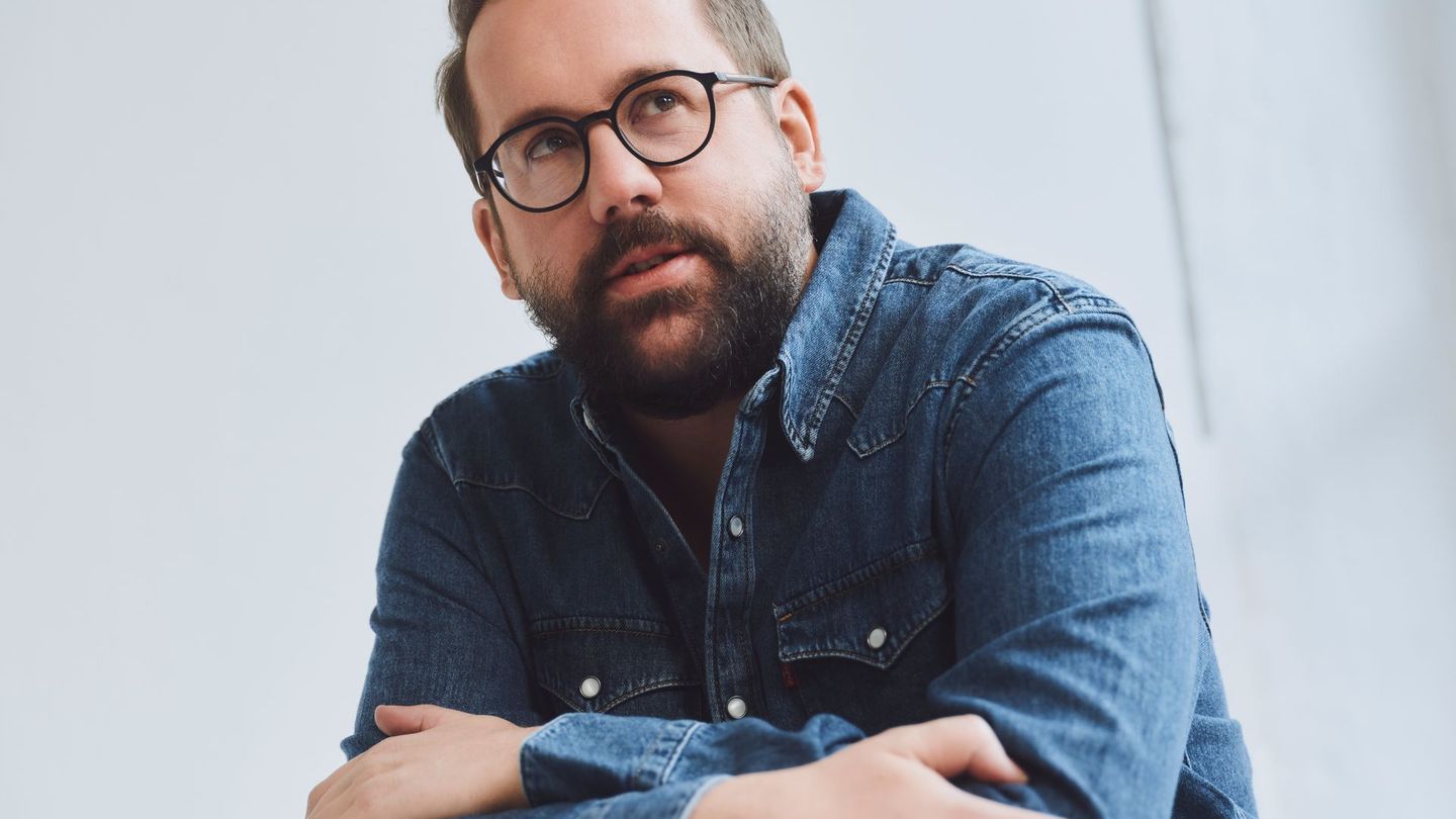 Top-Journalist und Erfolgs-Podcaster Paul Ronzheimer intensiviert seine Zusammenarbeit mit SAT.1: In "Ronzheimer – Wie geht's, Deutschland?" erklärt er ab 24. Februar den Zustand Deutschlands in fünf neuen Doku-Talk-Folgen mit den Themen: Bürgergeld, Jugendkriminalität, Bürokratie-Wahnsinn, Migrations-Wende und Die Rechte Mitte.