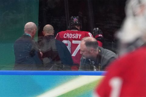 Kanadas Kapitän Sidney Crosby ging vorzeitig verletzt in die Kabine. Foto: Carolyn Kaster/AP/dpa