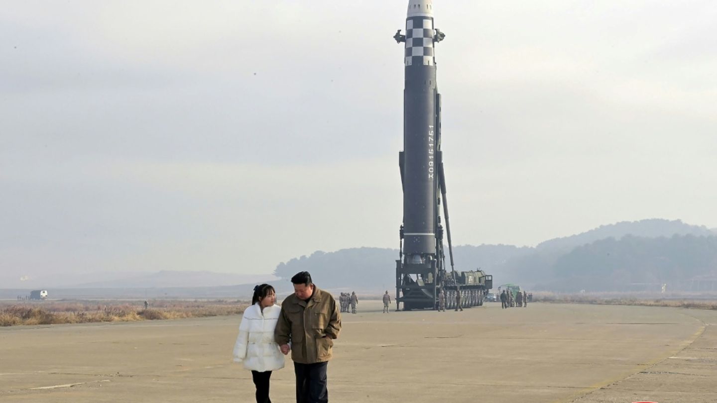 Nordkoreas Machthaber Kim inspiziert neuen Raketenwerfer für Atomsprengköpfe