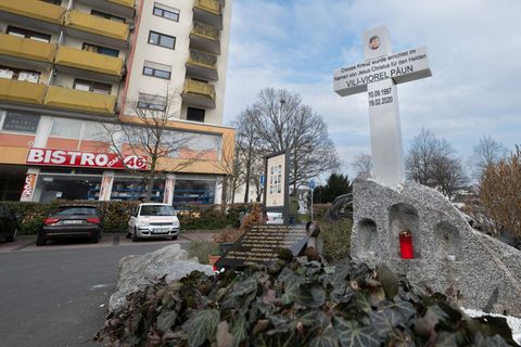 An den beiden Tatorten des rassistischen Anschlags im Jahr 2020 in Hanau werden Kränze zum Gedenken an die Opfer niedergelegt. (