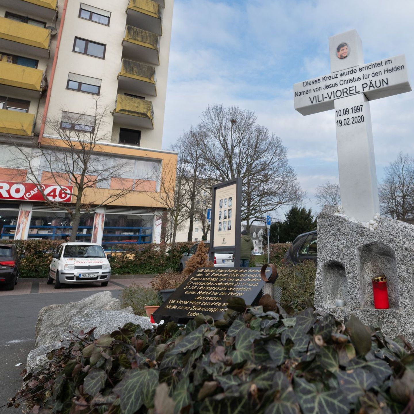 An den beiden Tatorten des rassistischen Anschlags im Jahr 2020 in Hanau werden Kränze zum Gedenken an die Opfer niedergelegt. (