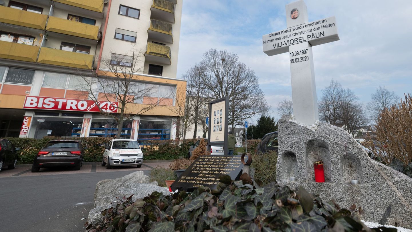 An den beiden Tatorten des rassistischen Anschlags im Jahr 2020 in Hanau werden Kränze zum Gedenken an die Opfer niedergelegt. (