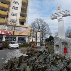 An den beiden Tatorten des rassistischen Anschlags im Jahr 2020 in Hanau werden Kränze zum Gedenken an die Opfer niedergelegt. (
