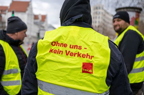 Der Tarifkonflikt im bayerischen Nahverkehr trifft nun Augsburg und Regensburg. (Archivbild) Foto: Peter Kneffel/dpa