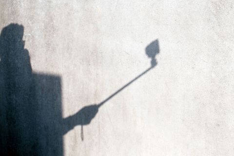 Beim "Upskirting" filmen Menschen zum Beispiel mit Sticks und Smartphones oft unbemerkt unter Röcke von Vorbeigehenden. (Symbolb