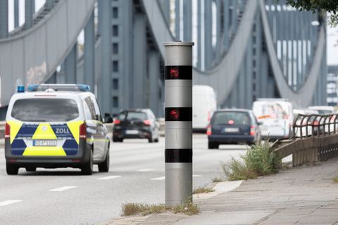 Die Bußgeldeinnahmen durch Temposünder sind im vergangenen Jahr in Hamburg um gut 5,2 Millionen Euro gesunken. (Archivbild) Foto