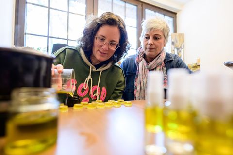 Naturkosmetik aus der Lüneburger Heide: Tannenwachs und Bienenöl. Foto: Philipp Schulze/dpa