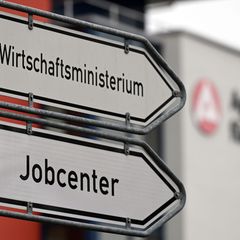 Eine Industriebranchen schwächeln - immer wieder ist das Wirtschaftsministerium gefragt. (Symbolbild) Foto: Martin Schutt/dpa-Ze