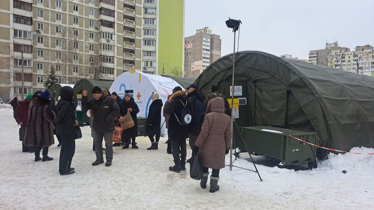 Ukrainische Behörden arbeiten mit internationalen Hilfsorganisationen zusammen, um von Heizungsausfällen betroffenen Menschen zu