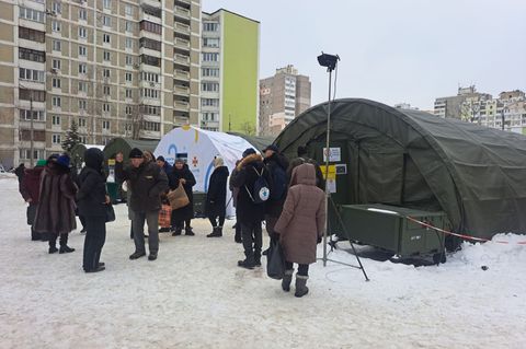 Ukrainische Behörden arbeiten mit internationalen Hilfsorganisationen zusammen, um von Heizungsausfällen betroffenen Menschen zu