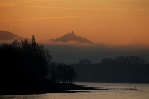"Westalgie" bezeichnet eine nostalgische Sehnsucht nach der alten Bundesrepublik - hier der Drachenfels bei Bonn im Morgenlicht.