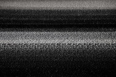 Schnee könnte am Donnerstag auch die Straßen in NRW rutschig werden lassen. (Archiv) Foto: David Ebener/dpa