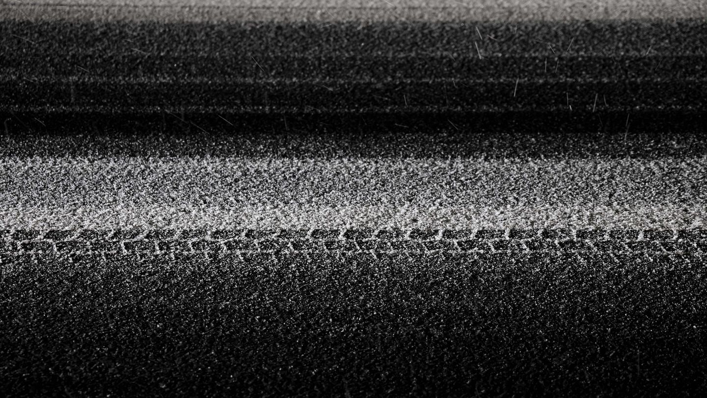 Schnee könnte am Donnerstag auch die Straßen in NRW rutschig werden lassen. (Archiv) Foto: David Ebener/dpa