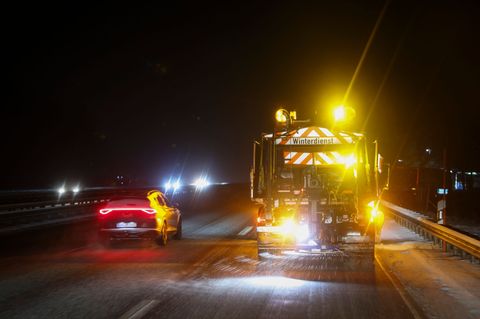 Es könne erhebliche Einschränkungen im Berufsverkehr geben, schrieb der Wetterdienst. Foto: Christian Charisius/dpa