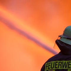 Die Feuerwehr löschte die Flammen, bevor andere Häuser beschädigt wurden. (Symbolbild) Foto: Christoph Reichwein/dpa