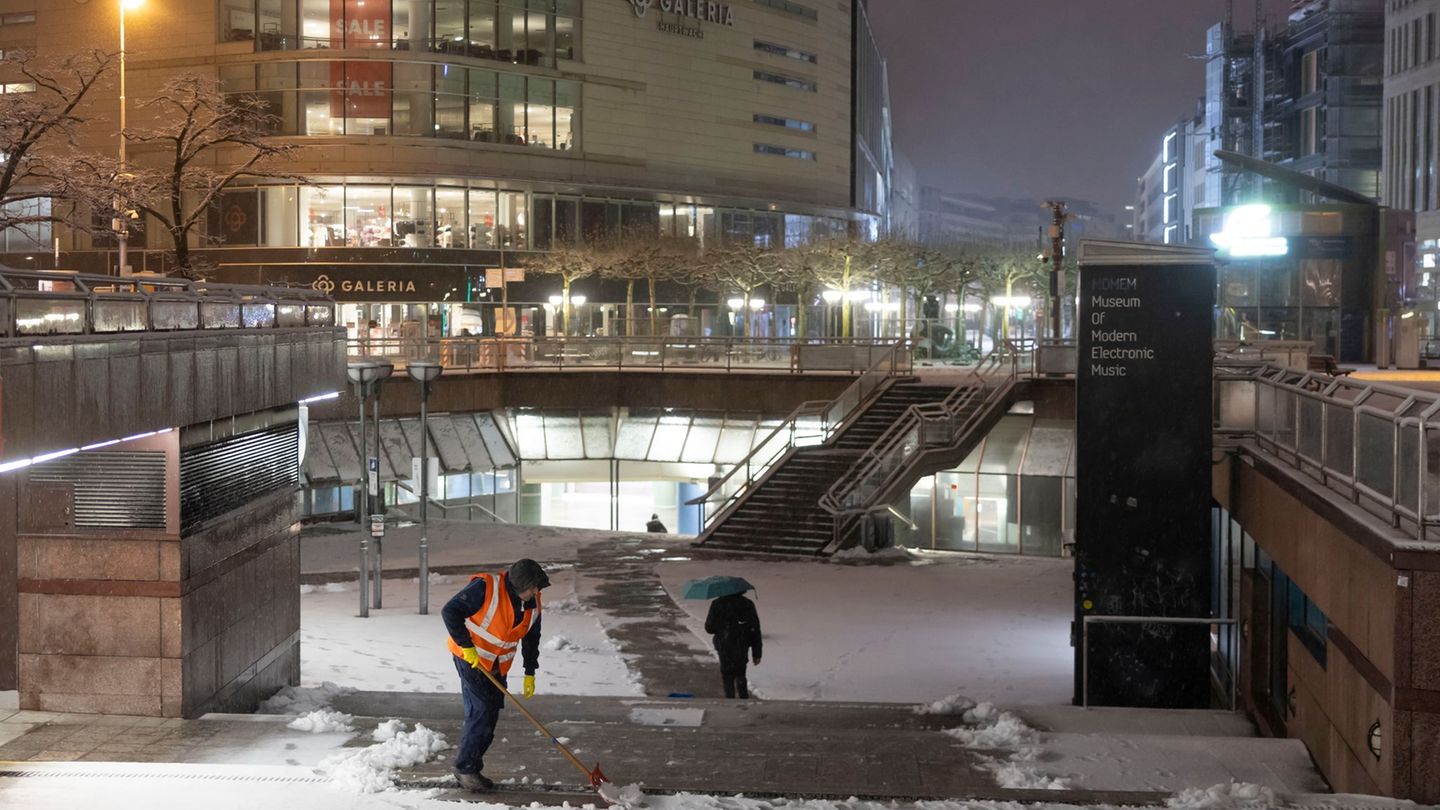 Da mancherorts die Busse aufgrund der Glättegefahr nicht fahren, fällt der Präsenzunterricht aus. Foto: Helmut Fricke/dpa