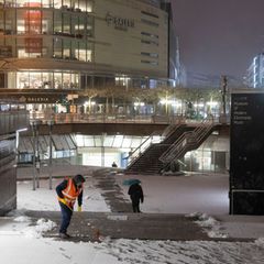 Da mancherorts die Busse aufgrund der Glättegefahr nicht fahren, fällt der Präsenzunterricht aus. Foto: Helmut Fricke/dpa