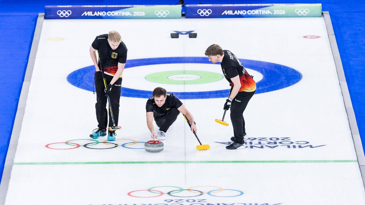 Olympia drei Curlingspieler bei der Steinabgabe