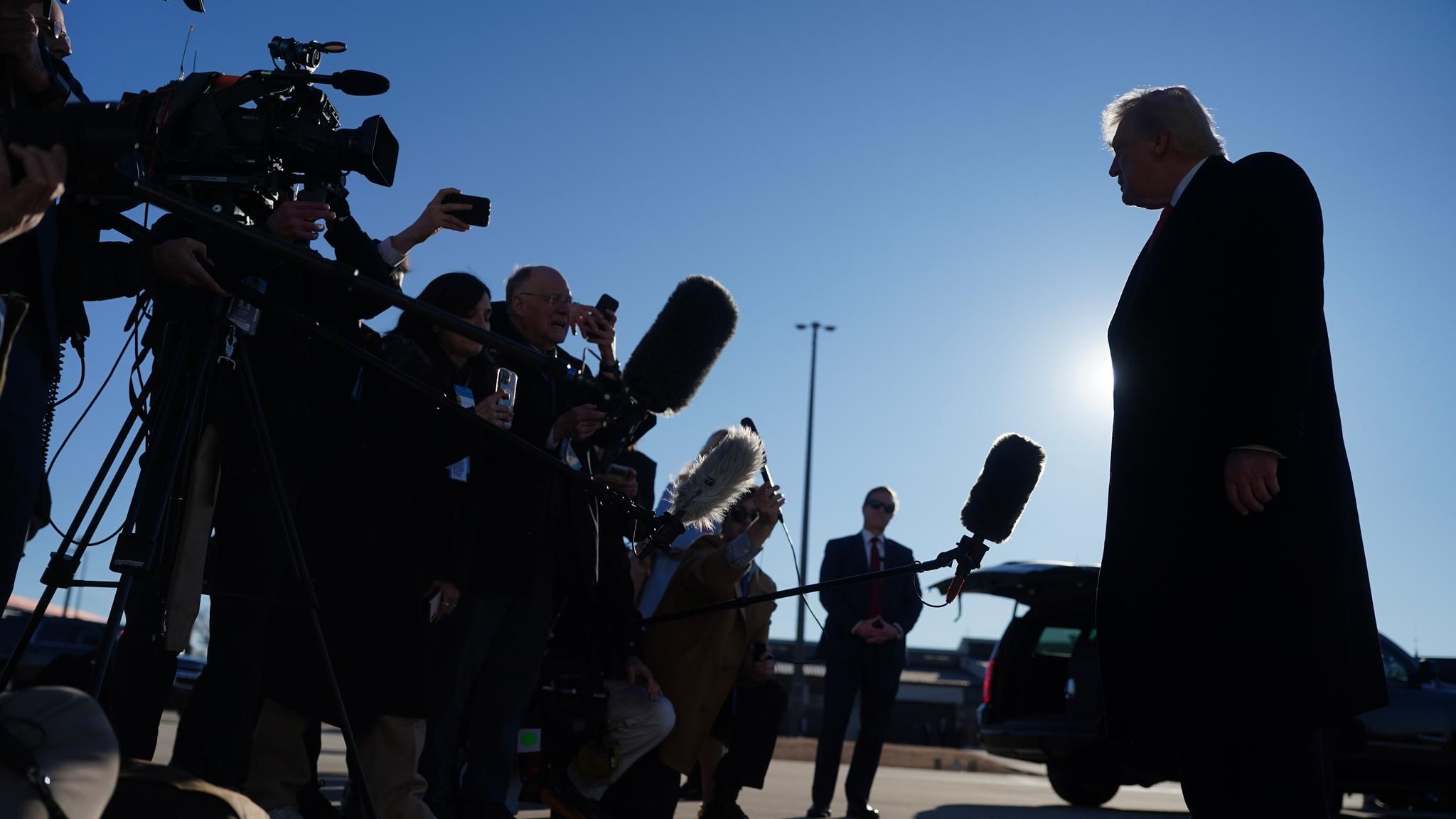US-Präsident Donald Trump spricht mit Reportern auf einem Flugplatz