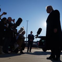 US-Präsident Donald Trump spricht mit Reportern auf einem Flugplatz