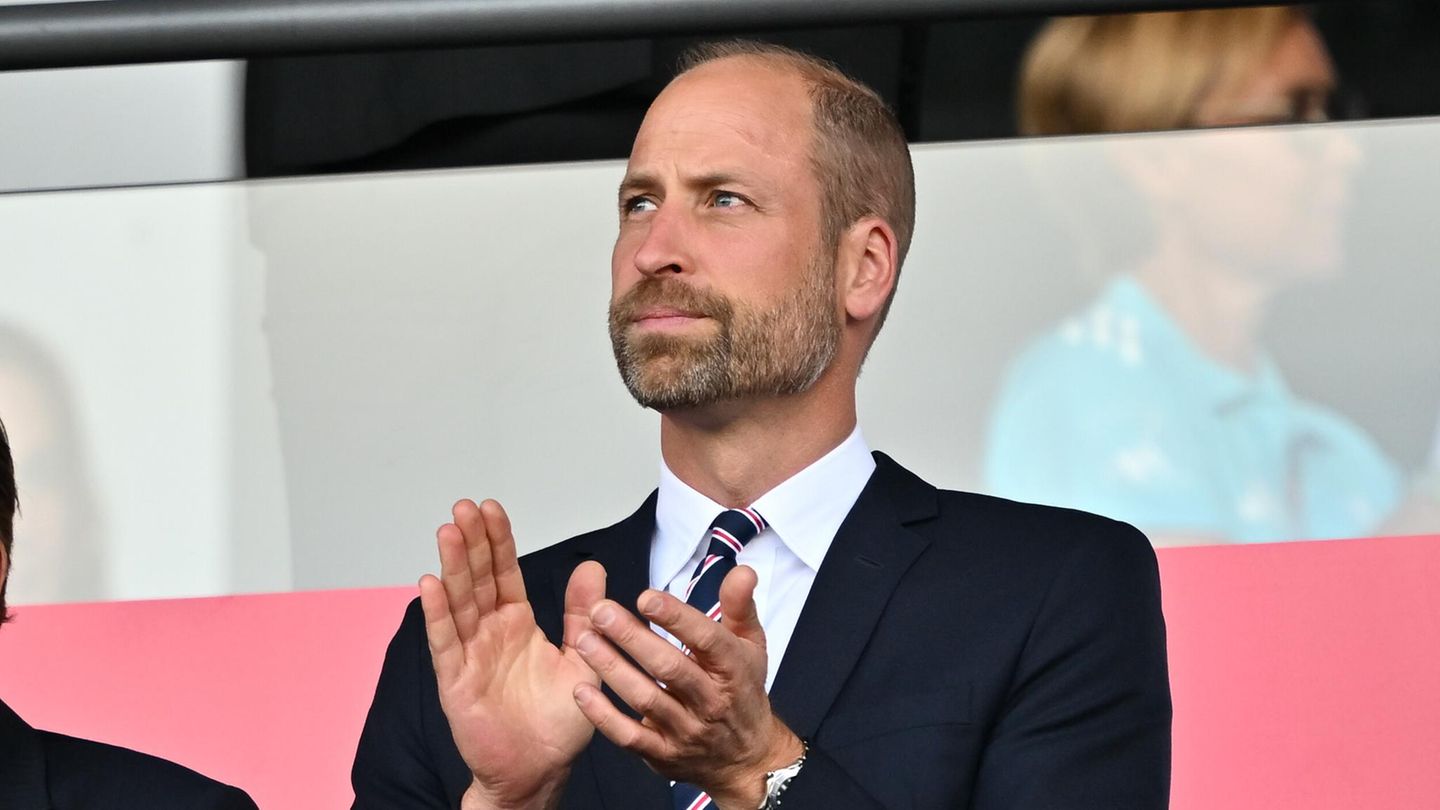 Prinz Harry applaudiert beim EM-Spiel der Frauen, bei dem England gegen die Niederlande spielte