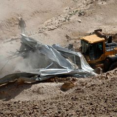 Gaza: Ein Bulldozer reißt ein Haus ab