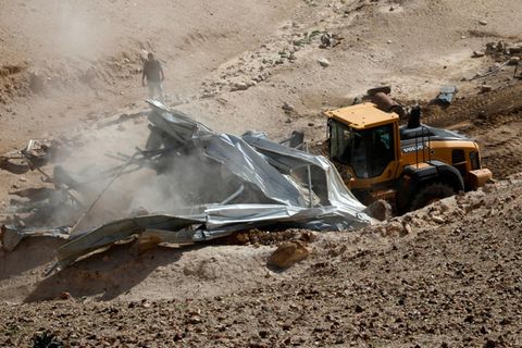 Gaza: Ein Bulldozer reißt ein Haus ab