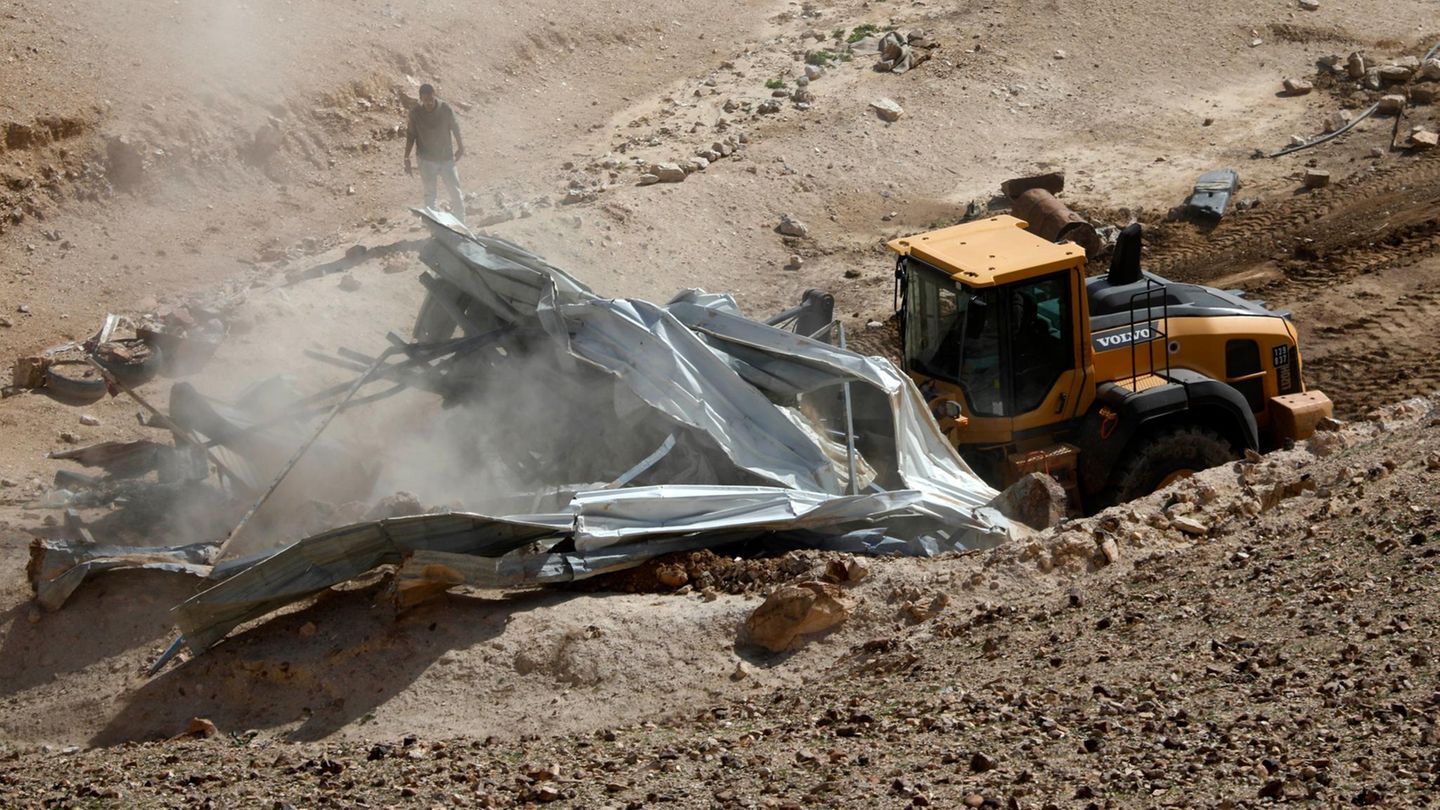 Gaza: Ein Bulldozer reißt ein Haus ab