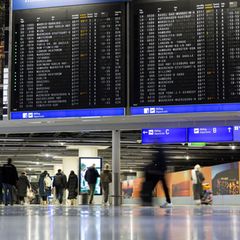 Das Wetter beeinträchtigt auch Deutschlands größten Flughafen. (Symbolbild) Foto: Hannes P. Albert/dpa