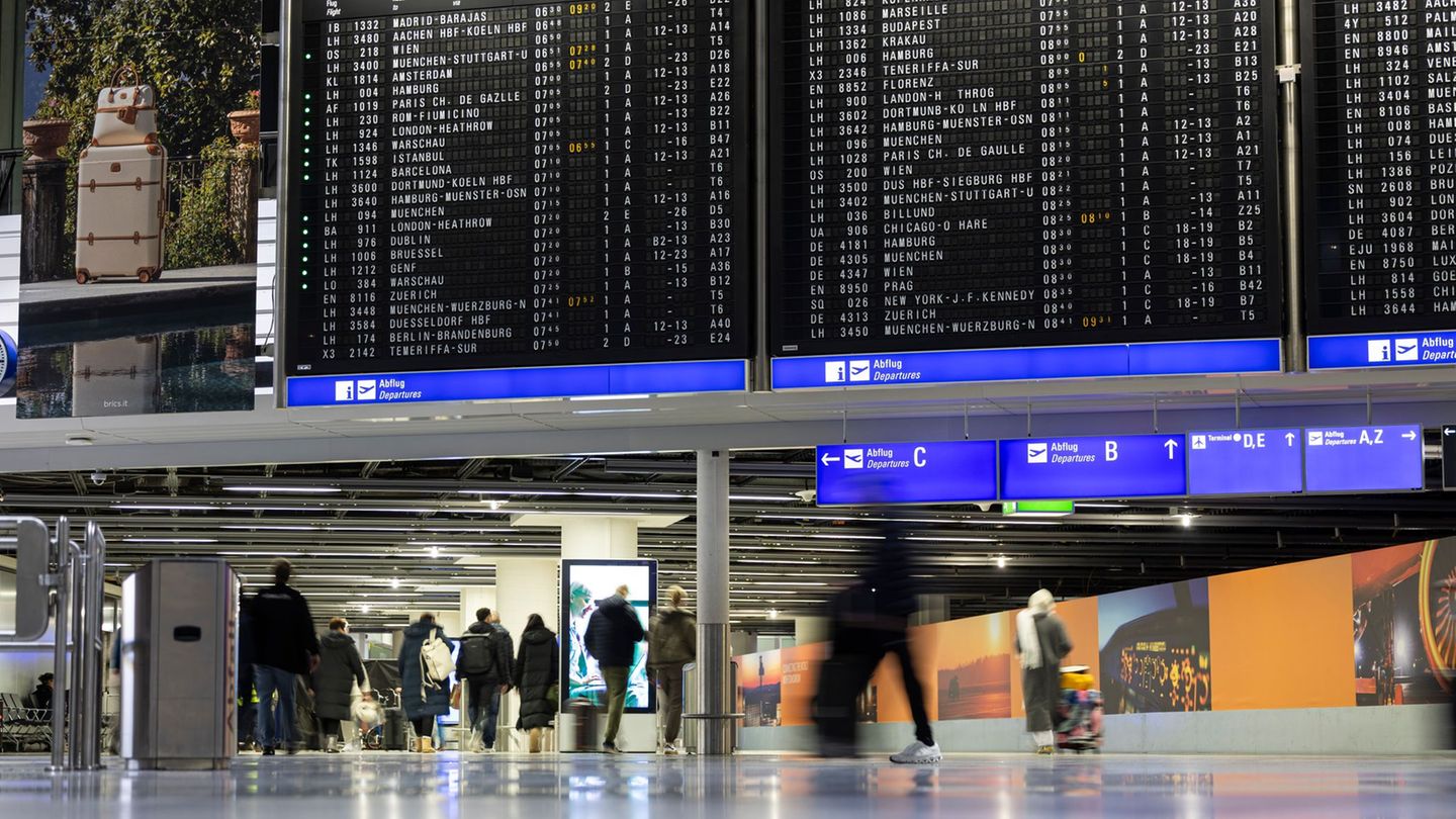 Das Wetter beeinträchtigt auch Deutschlands größten Flughafen. (Symbolbild) Foto: Hannes P. Albert/dpa