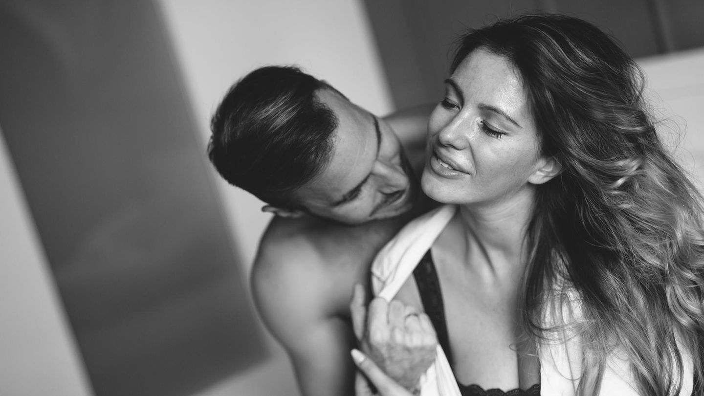 Affäre: Paar im Bett