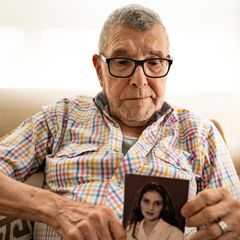 Martín hält ein Foto seiner Tochter