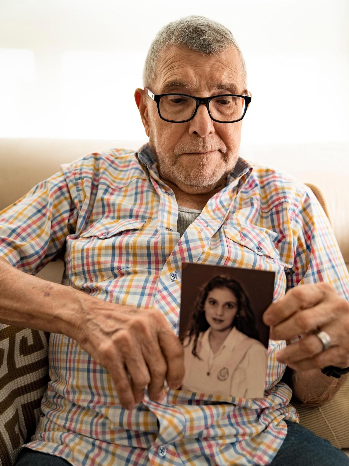 Martín hält ein Foto seiner Tochter
