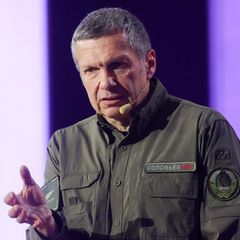 Wladimir Solowjow ist der wohl prominenteste und lauteste Scharfmacher des Kreml. Seine TV-Sendung „Sonntagabend mit Wladimir Solowjow“ läuft seit 2012 im Staatsfernsehen. Eigentlich soll sie eine politische Diskussionsrunde sein. Diskutiert wird bei Solowjow aber selten. Immer wieder versteigt er sich in minutenlange Hasstiraden. Gegen die Ukraine, den Westen oder queere Menschen. Seine Gäste sind meist nicht mehr als Klatschfutter. Sie nicken fleißig, wenn der Gastgeber Lügen verbreitet oder Wahrheiten verzerrt.  Im Vergleich zu anderen Propagandisten treibt es Solowjow aber noch weiter. Er fordert immer wieder unverhohlen einen russischen Angriff auf europäische Staaten. Erst im Dezember erklärte er: „Und wieder einmal werden wir Berlin zerstören und in diese von Gott verfluchte Stadt einmarschieren müssen. Wieder einmal werden wir in Paris einmarschieren müssen. Wieder einmal werden wir Wien befreien müssen – es sei denn, die Österreicher kommen vielleicht doch noch zur Besinnung.“  Solowjows Kriegsverherrlichung geht so weit, dass er in seiner Sendung simulieren ließ, wie ein russischer Atomschlag gegen fast alle Hauptstädte Europas aussehen könnte. So radikal er auch ist, so sehr wird er vom Kreml gepusht. Kaum jemand bekommt so viel Sendezeit wie er. 2019 schaffte er es mit einer wöchentlichen Sendezeit von fast 26 Stunden sogar ins Guinnessbuch der Rekorde.  Seit 2022 steht er auf der Sanktionsliste der EU.