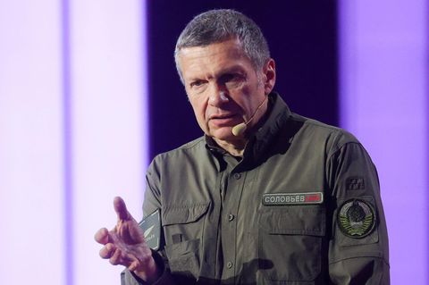 Wladimir Solowjow ist der wohl prominenteste und lauteste Scharfmacher des Kreml. Seine TV-Sendung „Sonntagabend mit Wladimir Solowjow“ läuft seit 2012 im Staatsfernsehen. Eigentlich soll sie eine politische Diskussionsrunde sein. Diskutiert wird bei Solowjow aber selten. Immer wieder versteigt er sich in minutenlange Hasstiraden. Gegen die Ukraine, den Westen oder queere Menschen. Seine Gäste sind meist nicht mehr als Klatschfutter. Sie nicken fleißig, wenn der Gastgeber Lügen verbreitet oder Wahrheiten verzerrt.  Im Vergleich zu anderen Propagandisten treibt es Solowjow aber noch weiter. Er fordert immer wieder unverhohlen einen russischen Angriff auf europäische Staaten. Erst im Dezember erklärte er: „Und wieder einmal werden wir Berlin zerstören und in diese von Gott verfluchte Stadt einmarschieren müssen. Wieder einmal werden wir in Paris einmarschieren müssen. Wieder einmal werden wir Wien befreien müssen – es sei denn, die Österreicher kommen vielleicht doch noch zur Besinnung.“  Solowjows Kriegsverherrlichung geht so weit, dass er in seiner Sendung simulieren ließ, wie ein russischer Atomschlag gegen fast alle Hauptstädte Europas aussehen könnte. So radikal er auch ist, so sehr wird er vom Kreml gepusht. Kaum jemand bekommt so viel Sendezeit wie er. 2019 schaffte er es mit einer wöchentlichen Sendezeit von fast 26 Stunden sogar ins Guinnessbuch der Rekorde.  Seit 2022 steht er auf der Sanktionsliste der EU.