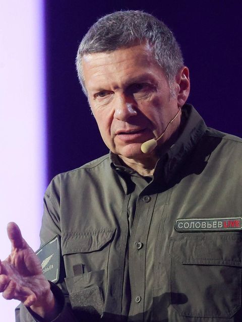 Wladimir Solowjow ist der wohl prominenteste und lauteste Scharfmacher des Kreml. Seine TV-Sendung „Sonntagabend mit Wladimir Solowjow“ läuft seit 2012 im Staatsfernsehen. Eigentlich soll sie eine politische Diskussionsrunde sein. Diskutiert wird bei Solowjow aber selten. Immer wieder versteigt er sich in minutenlange Hasstiraden. Gegen die Ukraine, den Westen oder queere Menschen. Seine Gäste sind meist nicht mehr als Klatschfutter. Sie nicken fleißig, wenn der Gastgeber Lügen verbreitet oder Wahrheiten verzerrt.  Im Vergleich zu anderen Propagandisten treibt es Solowjow aber noch weiter. Er fordert immer wieder unverhohlen einen russischen Angriff auf europäische Staaten. Erst im Dezember erklärte er: „Und wieder einmal werden wir Berlin zerstören und in diese von Gott verfluchte Stadt einmarschieren müssen. Wieder einmal werden wir in Paris einmarschieren müssen. Wieder einmal werden wir Wien befreien müssen – es sei denn, die Österreicher kommen vielleicht doch noch zur Besinnung.“  Solowjows Kriegsverherrlichung geht so weit, dass er in seiner Sendung simulieren ließ, wie ein russischer Atomschlag gegen fast alle Hauptstädte Europas aussehen könnte. So radikal er auch ist, so sehr wird er vom Kreml gepusht. Kaum jemand bekommt so viel Sendezeit wie er. 2019 schaffte er es mit einer wöchentlichen Sendezeit von fast 26 Stunden sogar ins Guinnessbuch der Rekorde.  Seit 2022 steht er auf der Sanktionsliste der EU.