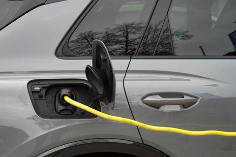Symbolbild: Silbernes Plug-in-Hybrid-Auto wird getankt