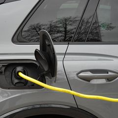 Symbolbild: Silbernes Plug-in-Hybrid-Auto wird getankt