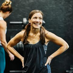 Lächelnde Frau im Fitnesscenter