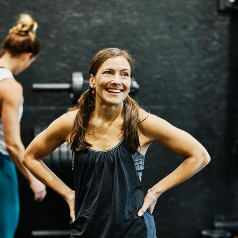 Lächelnde Frau im Fitnesscenter