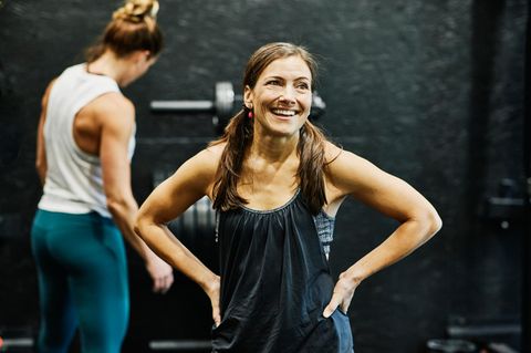 Lächelnde Frau im Fitnesscenter