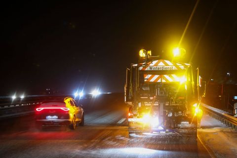 Es kann laut Deutschem Wetterdienst durch neuen Schneefall erhebliche Einschränkungen im Berufsverkehr geben