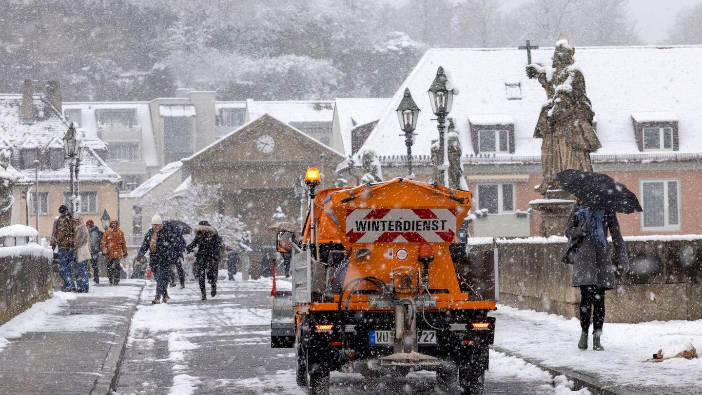 Starker Schneefall sorgt in Unterfranken für Verkehrsbehinderungen. Foto: Heiko Becker/dpa