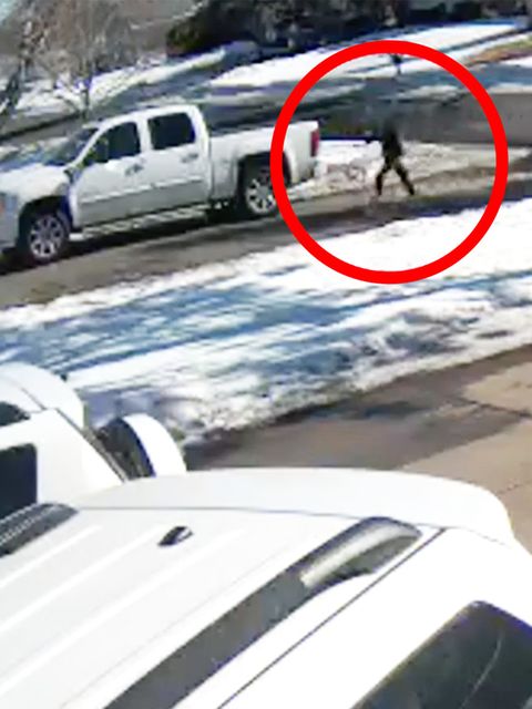 Ein Mann wird von ICE-Agenten festgenommen.