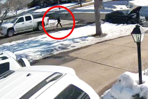 Ein Mann wird von ICE-Agenten festgenommen.