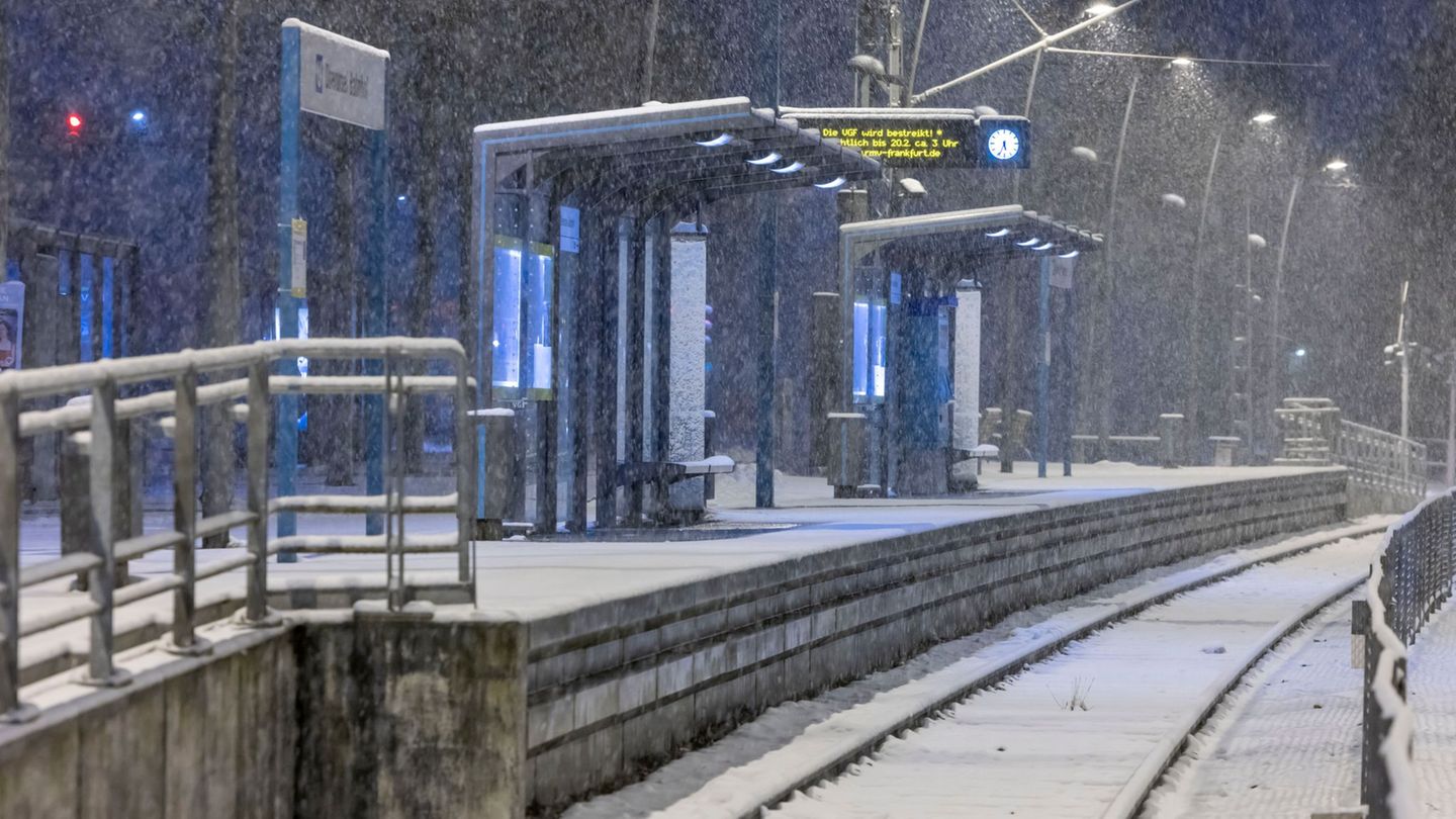 Warnstreiks und heftige Schneefälle haben viele Pendler am Morgen in Frankfurt und anderen Städten Hessens getroffen. Foto: Helm