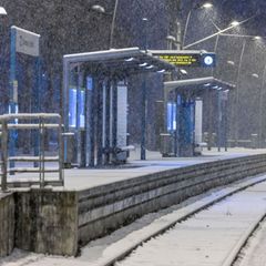 Warnstreiks und heftige Schneefälle haben viele Pendler am Morgen in Frankfurt und anderen Städten Hessens getroffen. Foto: Helm