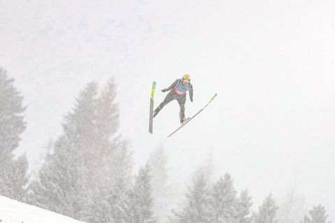 Johannes Rydzek und seine Kollegen sprangen bei starkem Schneefall. Foto: Matthias Schrader/AP/dpa