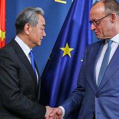 Chinas Außenminister Wang Yi mit Friedrich Merz