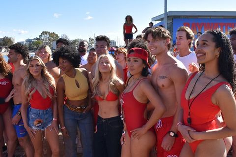 Am kalifornischen Strand tummelten sich zum "Baywatch"-Casting vielen junge Menschen in roten Badesachen.